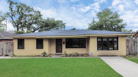 Photo of 4821 Viking Drive, Houston, TX 77092 (MLS # 78996787)