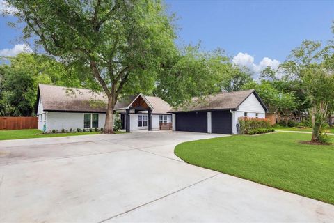 A home in El Lago