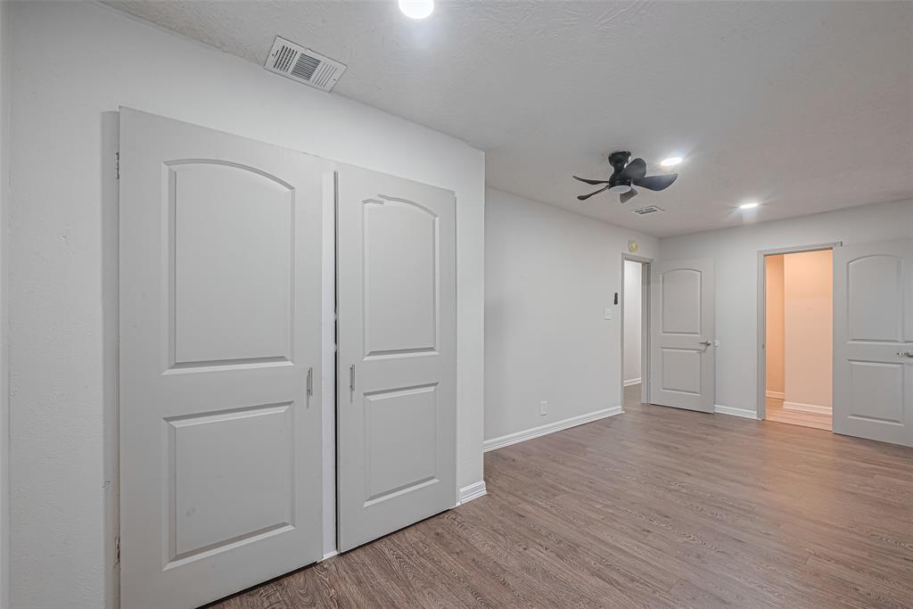 126 E Melville Drive, Crosby, Texas image 29