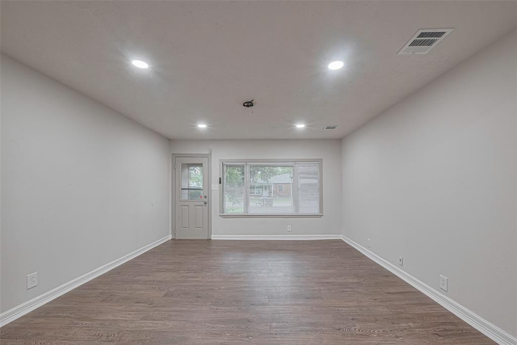 126 E Melville Drive, Crosby, Texas image 9