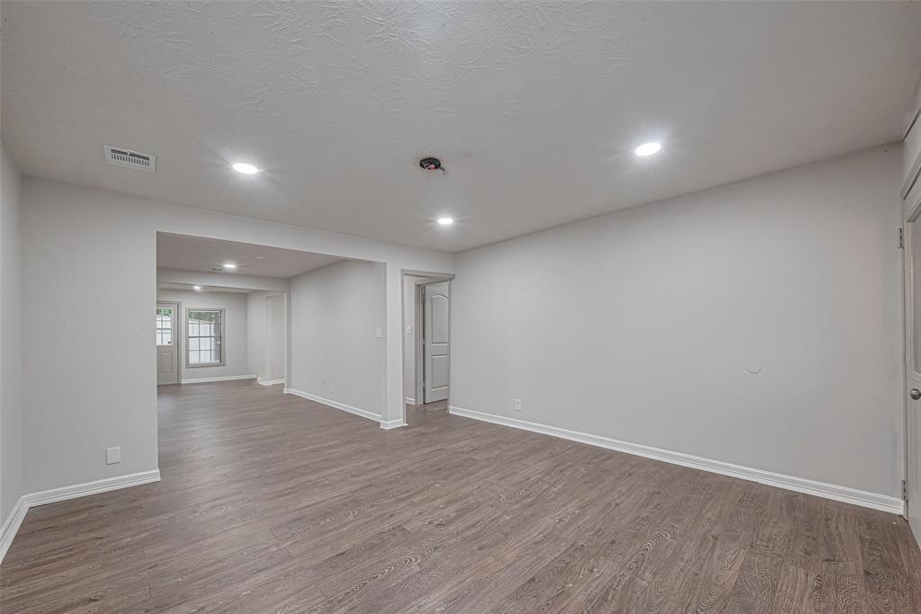 126 E Melville Drive, Crosby, Texas image 7