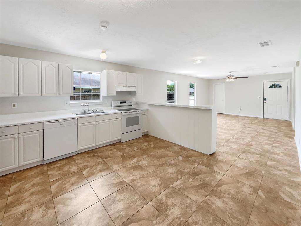 8898 E Buffalo Circle, Willis, Texas image 12