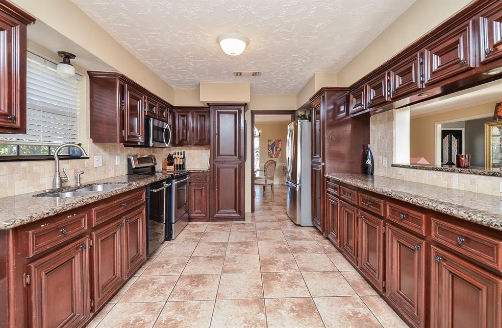 2842 W Pebble Beach Drive, Missouri City, Texas image 10