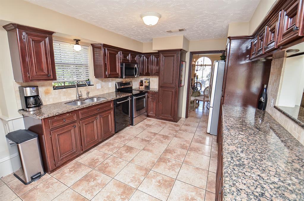 2842 W Pebble Beach Drive, Missouri City, Texas image 11