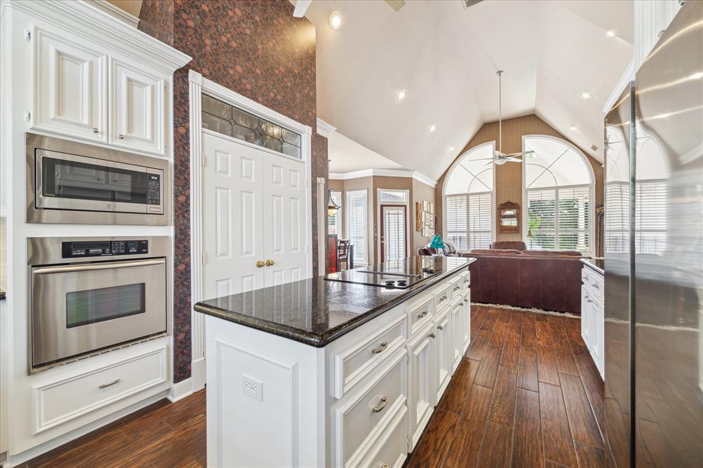 5902 Juniper Bluff Court, Kingwood, Texas image 13