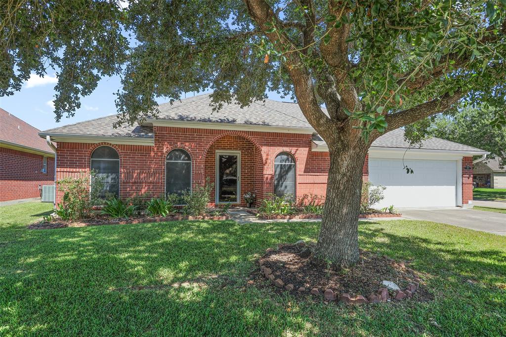 102 Summer Breeze Drive, La Porte, Texas image 3