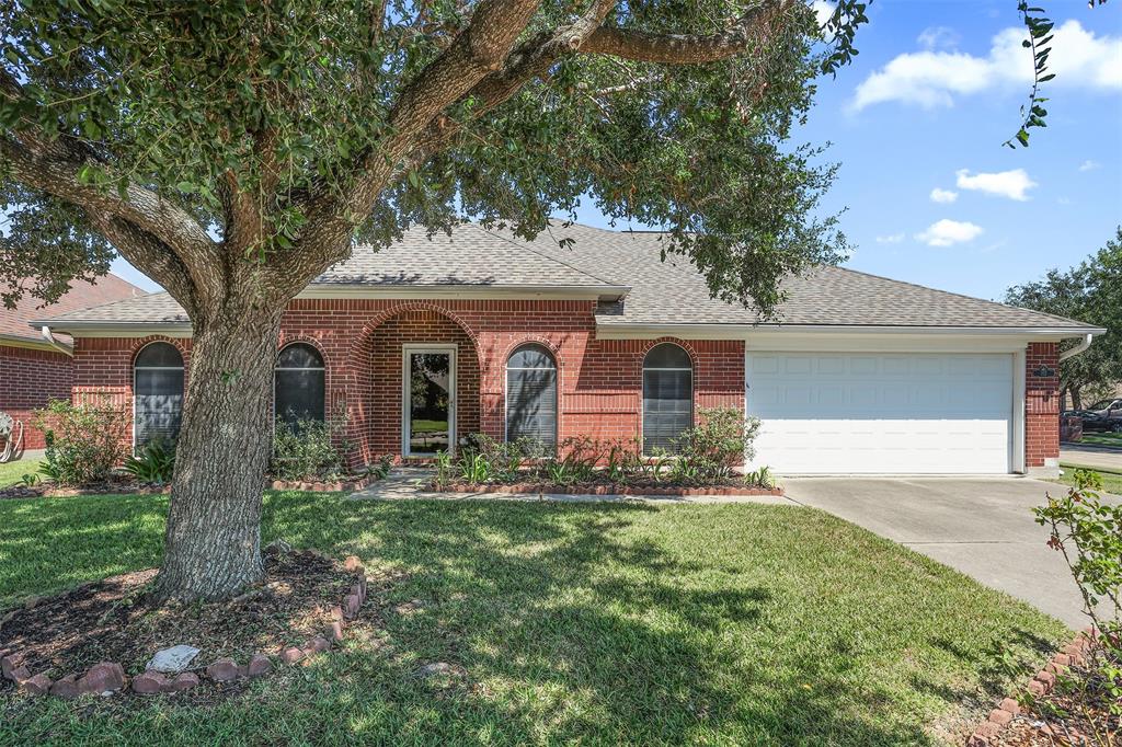 102 Summer Breeze Drive, La Porte, Texas image 2