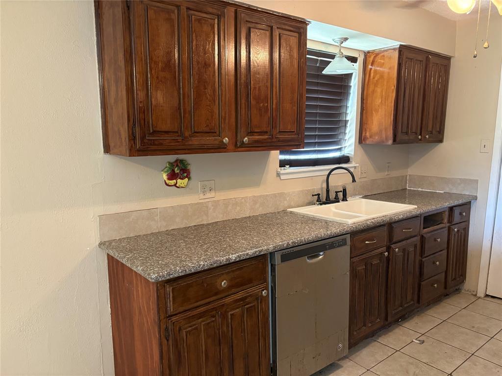 4934 Deerwood Circle, Baytown, Texas image 3