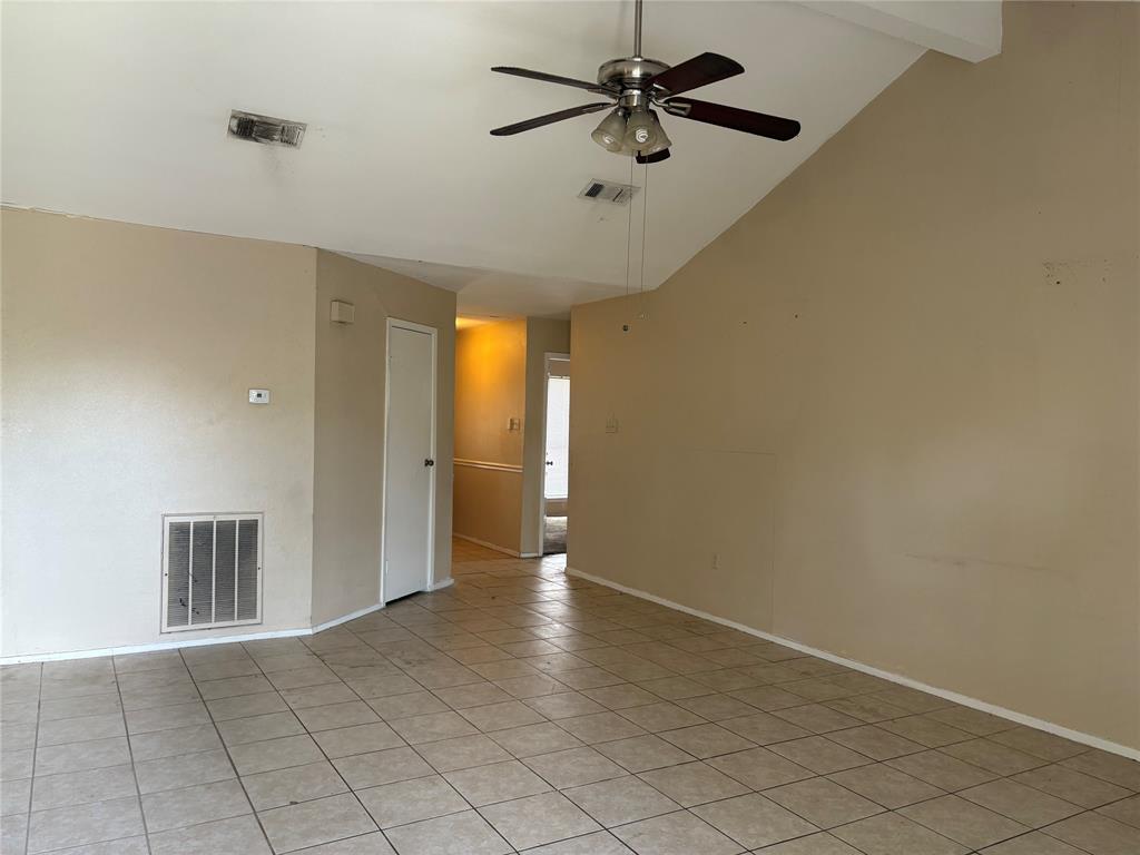 4934 Deerwood Circle, Baytown, Texas image 2