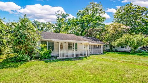 A home in Clute