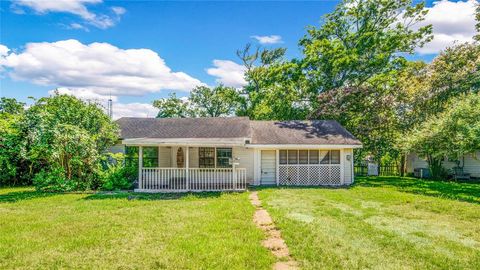 A home in Clute