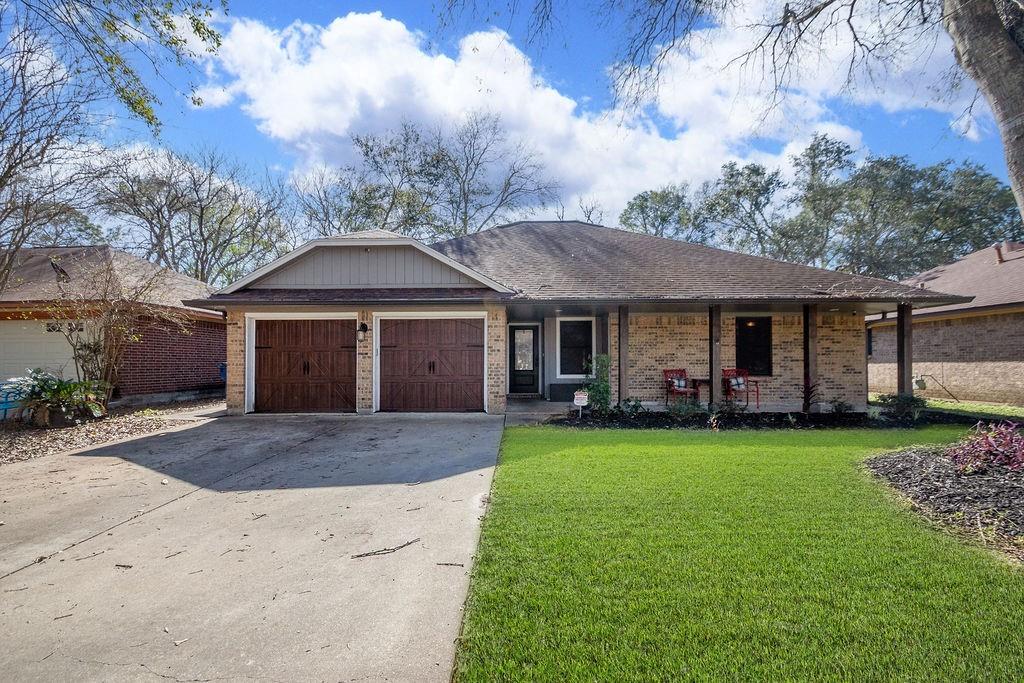 76 Alexander Court, Angleton, Texas image 1