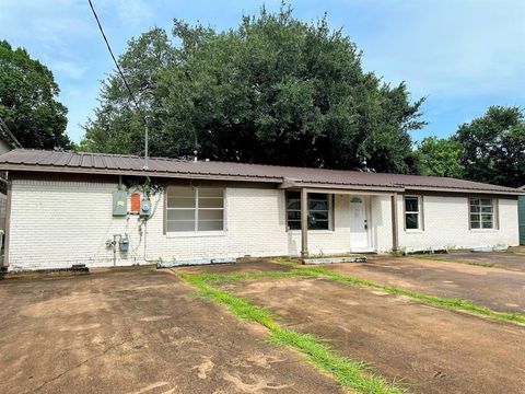 Photo of 1713 Avenue M, Bay City, TX 77414 (MLS # 82375268) Photo of 1713 Avenue M, Bay City, TX 77414 (MLS # 82375268)