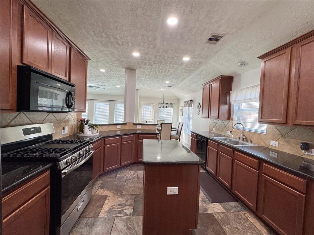 2819 Lakecrest Way Drive, Katy, Texas image 7