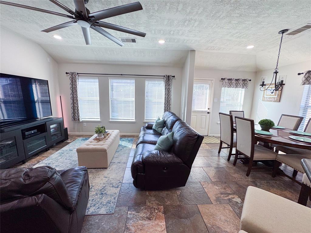 2819 Lakecrest Way Drive, Katy, Texas image 3