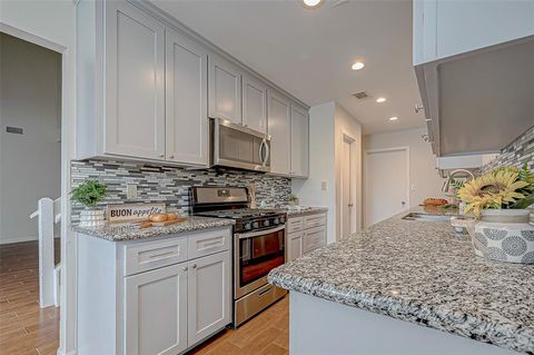 Photo of 2022 Highland Hills Drive, Sugar Land, TX 77478 (MLS # 92263366) Photo of 2022 Highland Hills Drive, Sugar Land, TX 77478 (MLS # 92263366)