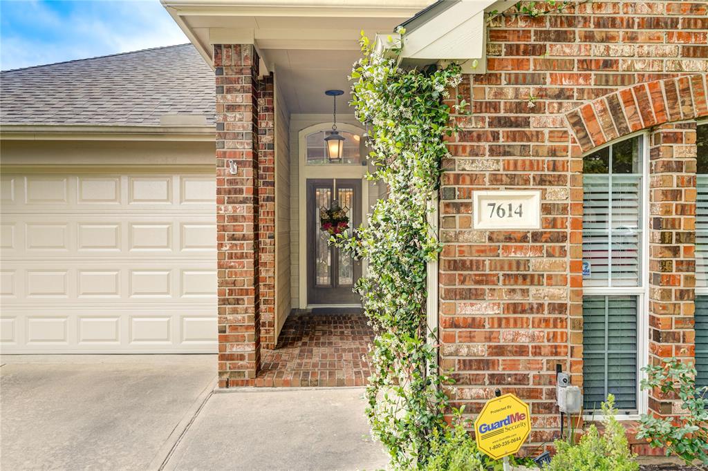7614 Golden Thistle Lane, Cypress, Texas image 3