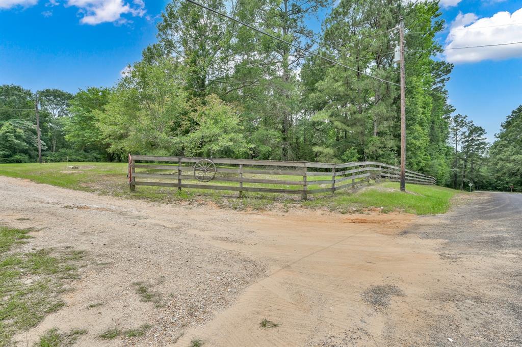 5200 Green Pine Boulevard, Willis, Texas image 3