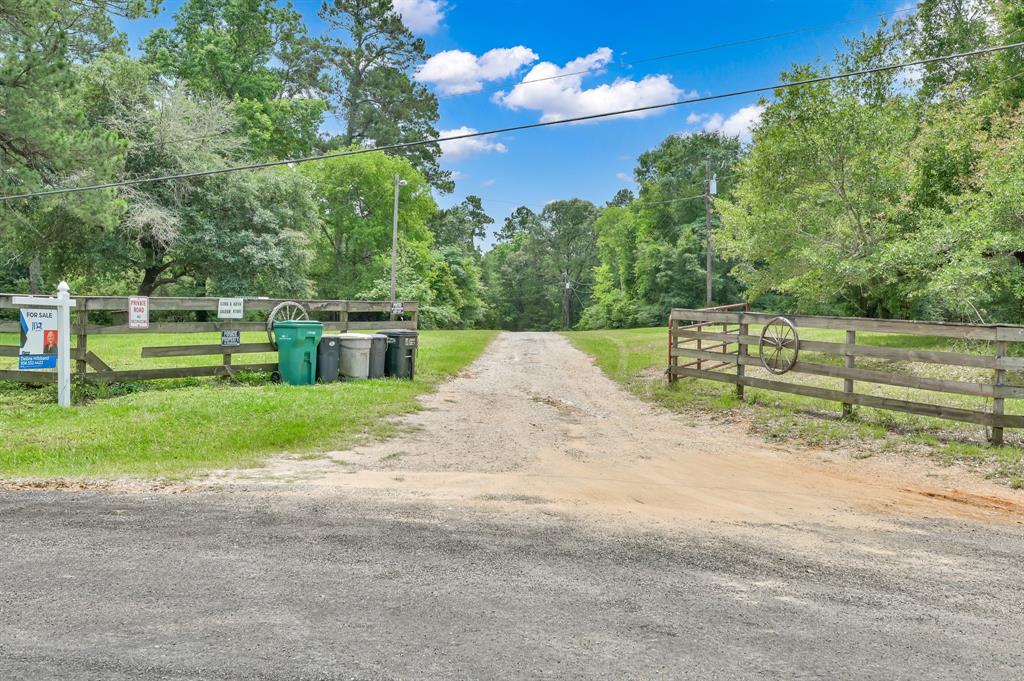 5200 Green Pine Boulevard, Willis, Texas image 1