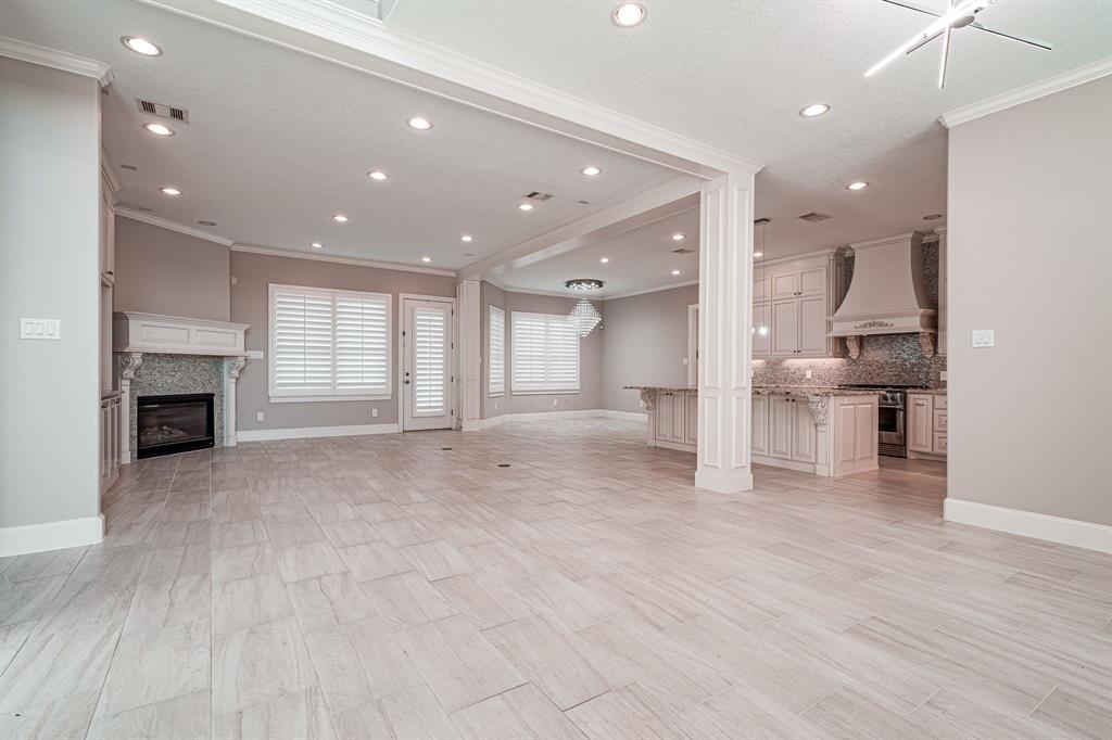 11503 Kings Point Boulevard, Mont Belvieu, Texas image 13