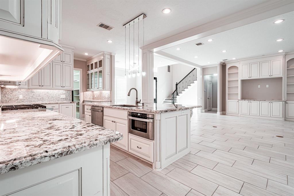 11503 Kings Point Boulevard, Mont Belvieu, Texas image 23