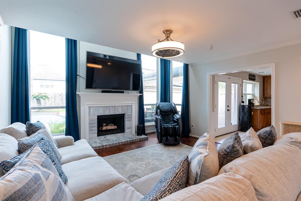 104 Sea Mist Drive, League City, Texas image 8