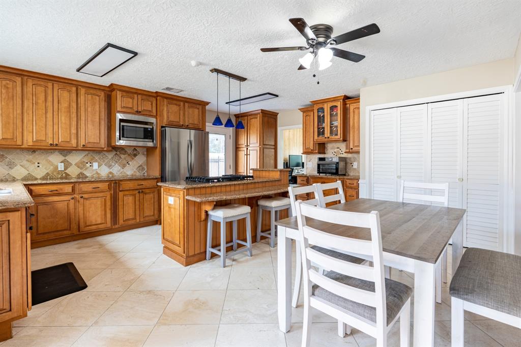 104 Sea Mist Drive, League City, Texas image 3