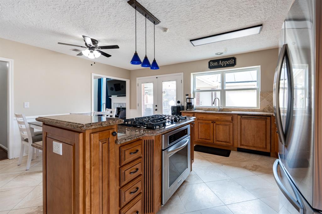 104 Sea Mist Drive, League City, Texas image 4