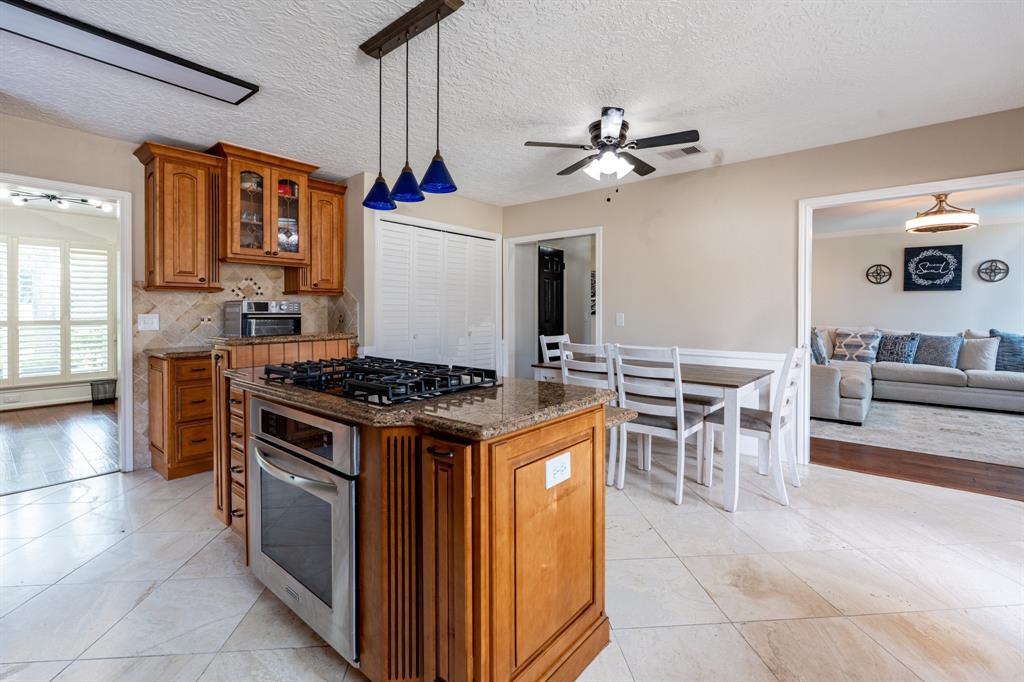 104 Sea Mist Drive, League City, Texas image 5