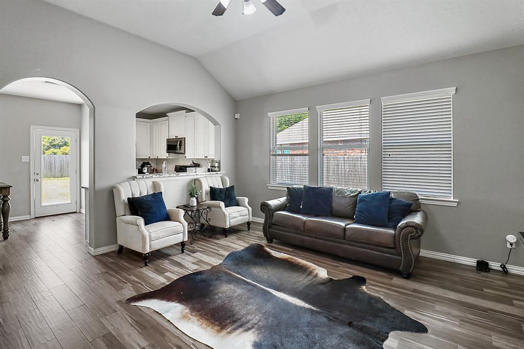 4418 Legends Bay Drive, Baytown, Texas image 4