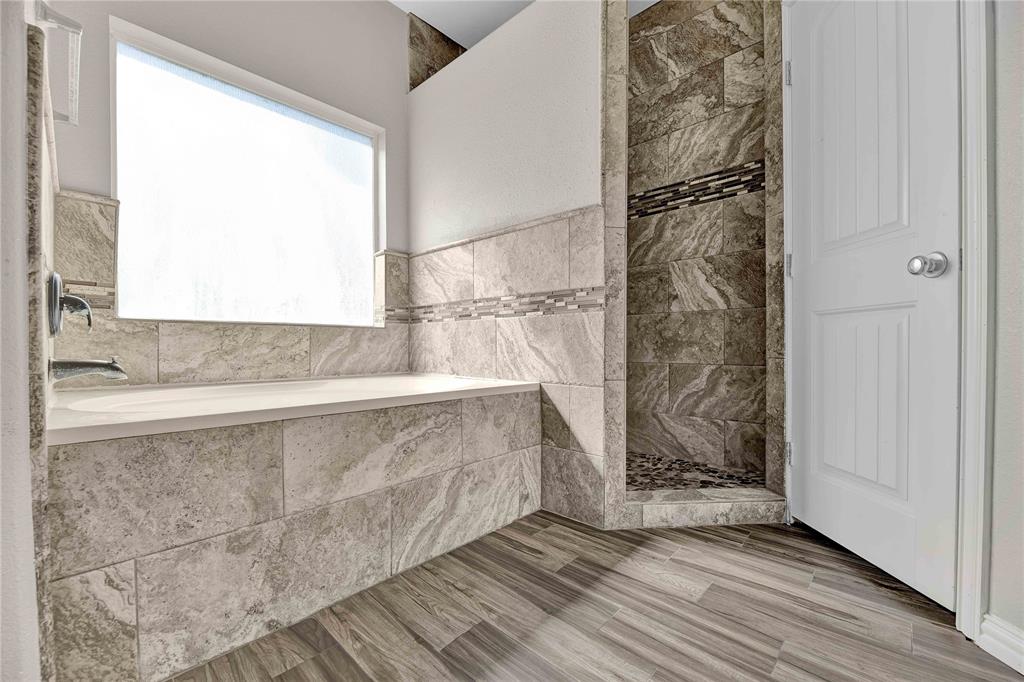 4418 Legends Bay Drive, Baytown, Texas image 18