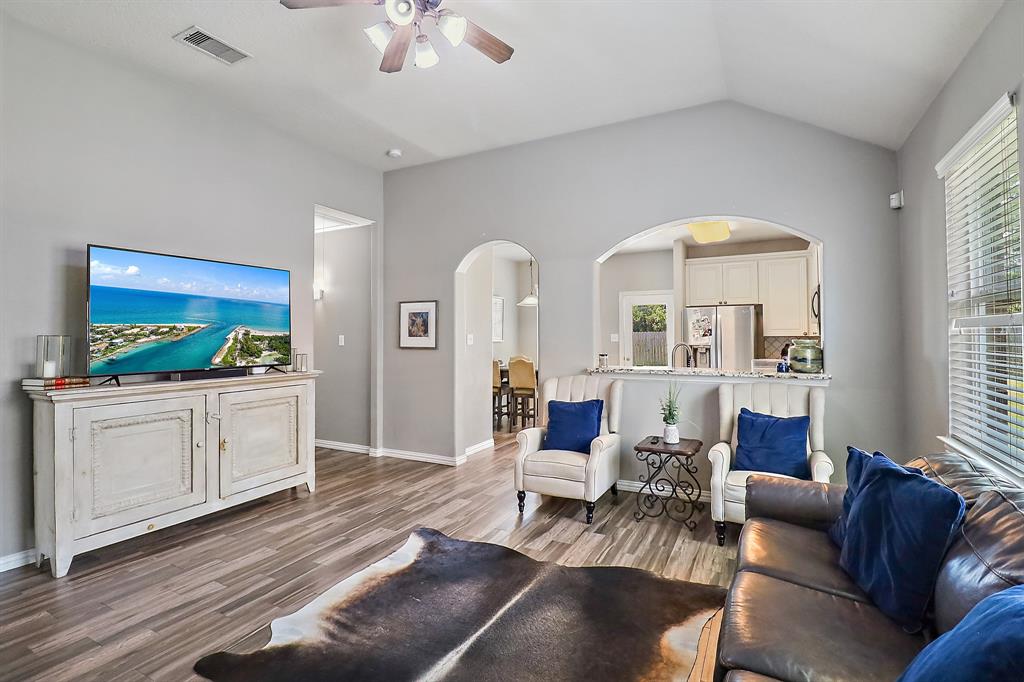 4418 Legends Bay Drive, Baytown, Texas image 5
