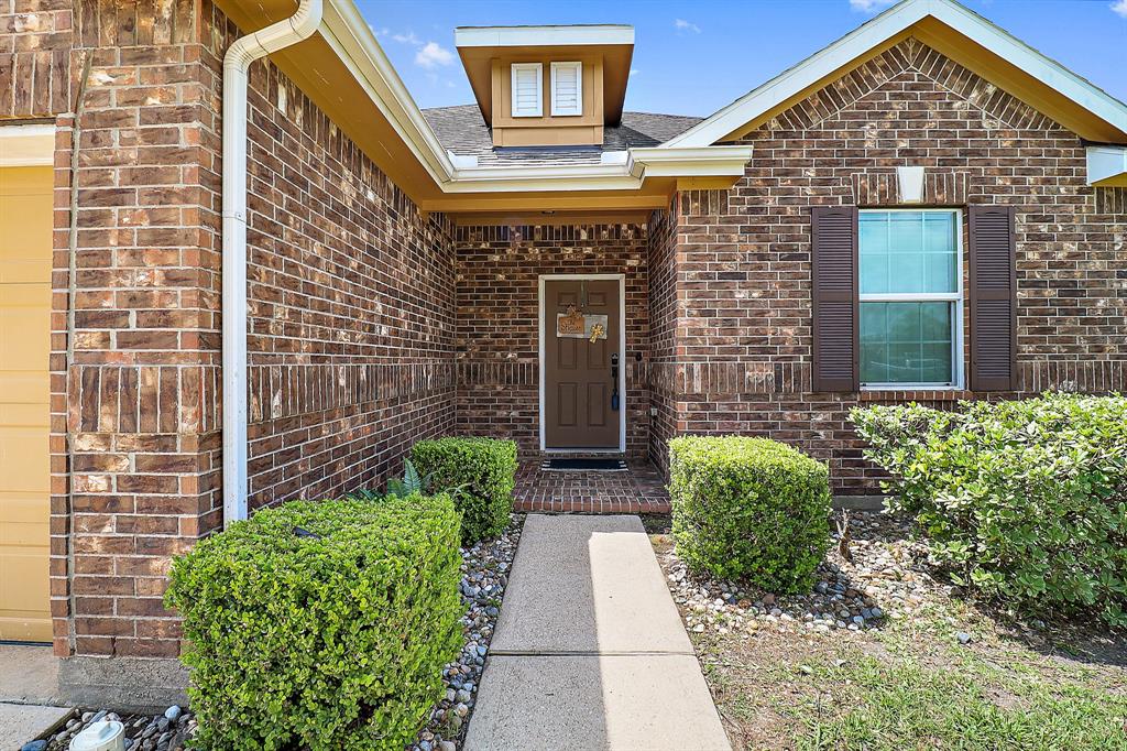 4418 Legends Bay Drive, Baytown, Texas image 2