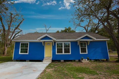 Single Family Residence in Sweeny TX 504 Cedar Street.jpg