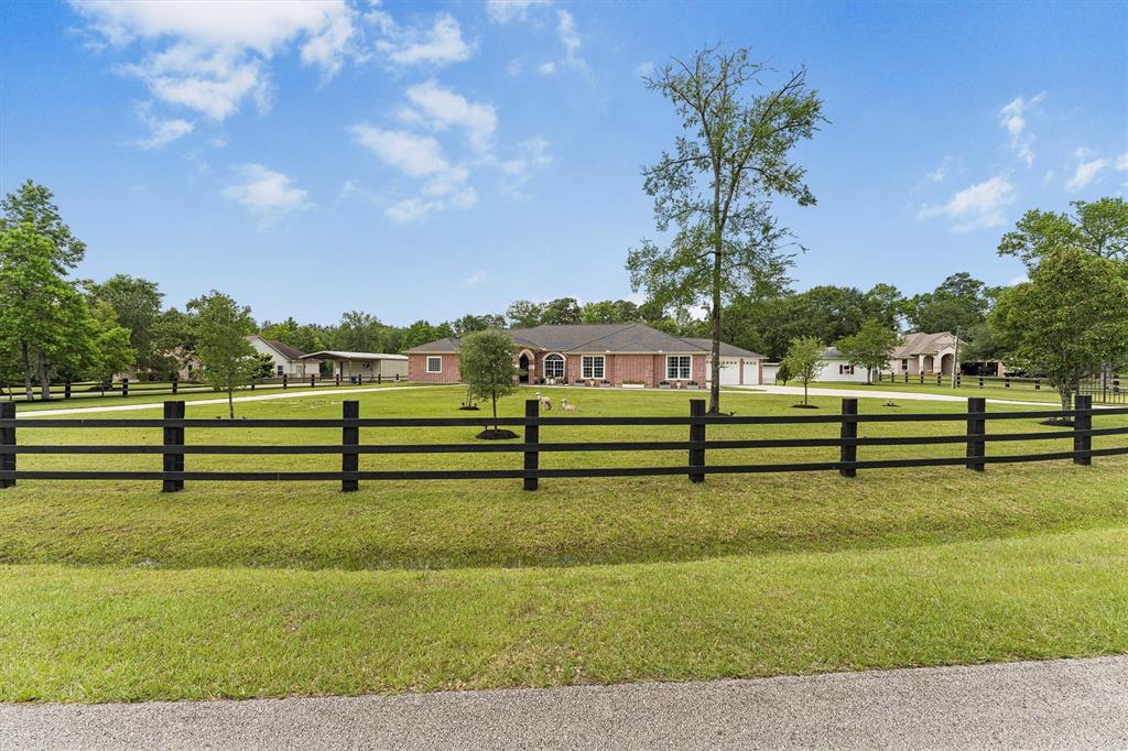 33519 Hillside Drive, Pinehurst, Texas image 3