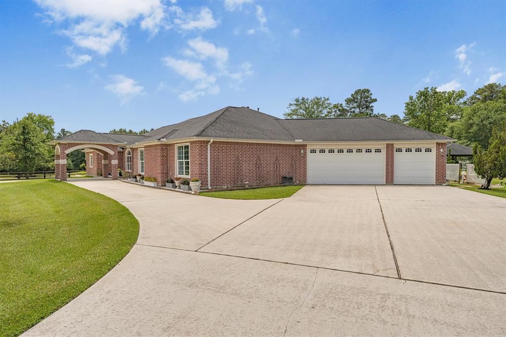 33519 Hillside Drive, Pinehurst, Texas image 8