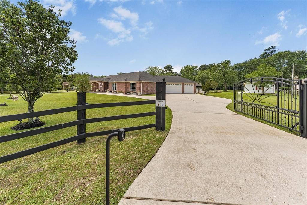 33519 Hillside Drive, Pinehurst, Texas image 4