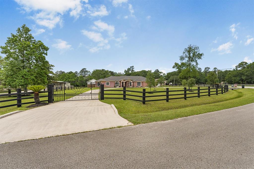 33519 Hillside Drive, Pinehurst, Texas image 5