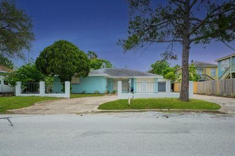 Single Family Residence in Galveston TX 4923 Bernardo de Galvez.jpg