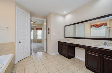 Single Family Residence in Pearland TX 1908 Gianna Bella Court 28.jpg