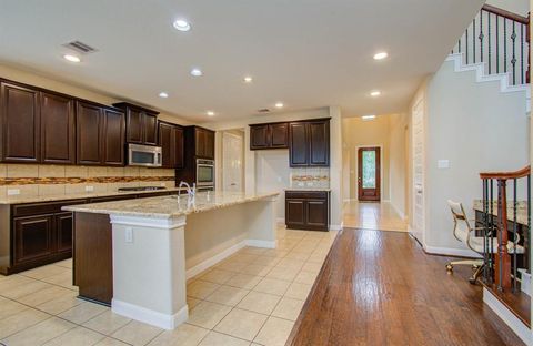 Single Family Residence in Pearland TX 1908 Gianna Bella Court 12.jpg