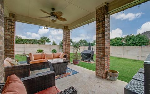 Single Family Residence in Pearland TX 1908 Gianna Bella Court 38.jpg
