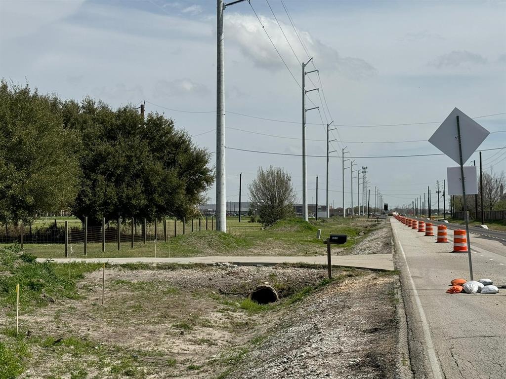 E Wallisville Road, Baytown, Texas image 1