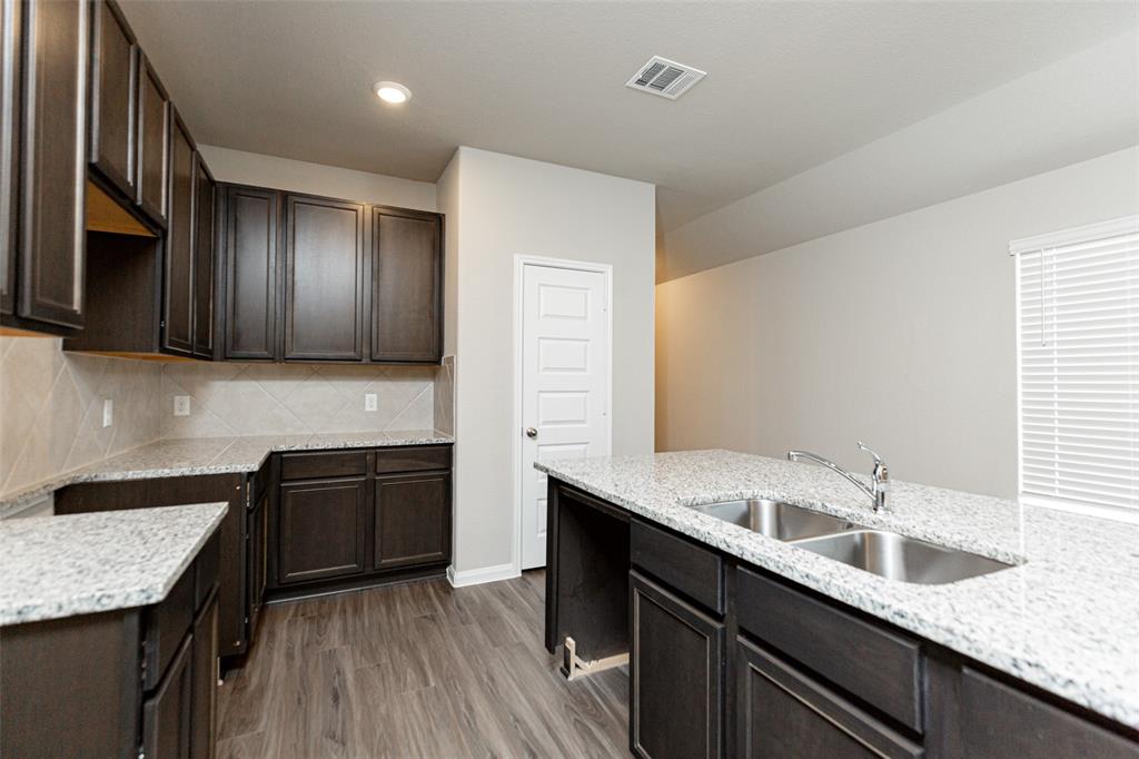 5111 Shelby Katherine Drive, Rosharon, Texas image 6