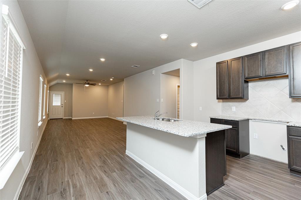 5111 Shelby Katherine Drive, Rosharon, Texas image 4
