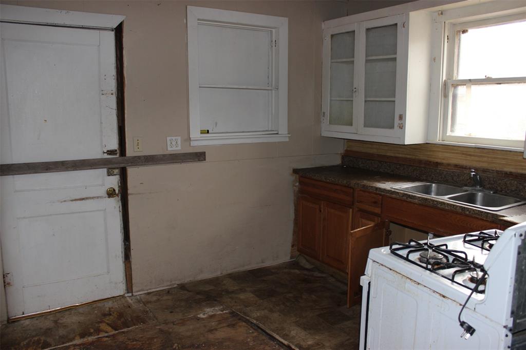 1004 Barnhill Street, Brenham, Texas image 6