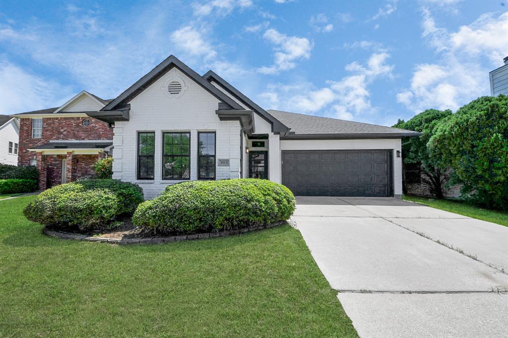 1915 Oak Hollow Court, Missouri City, Texas image 1