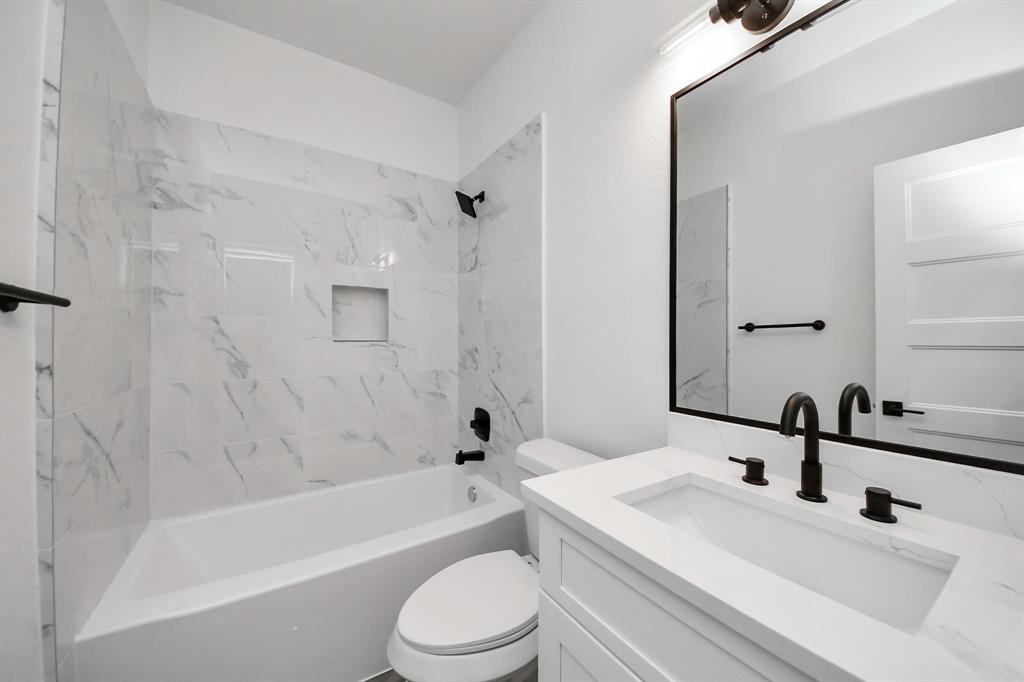 1915 Oak Hollow Court, Missouri City, Texas image 30