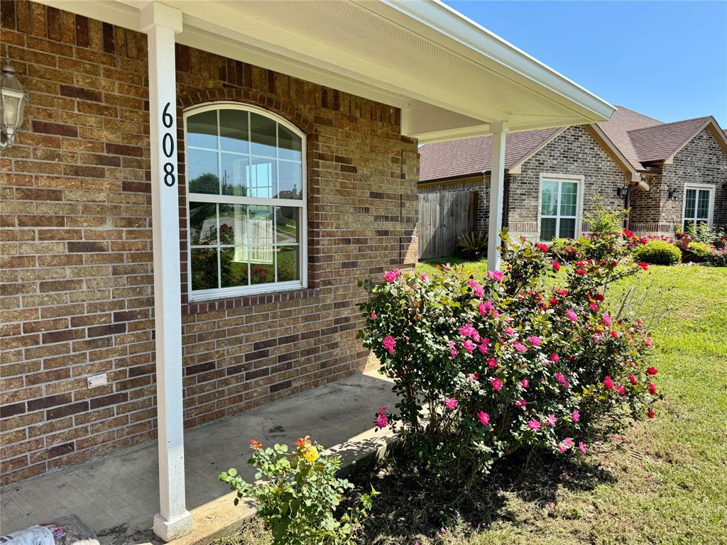 608 Olde Oaks Circle, Madisonville, Texas image 2