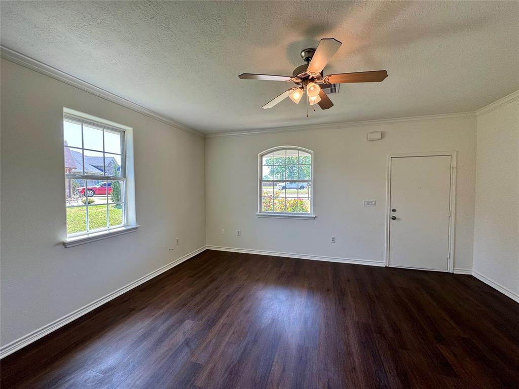 608 Olde Oaks Circle, Madisonville, Texas image 3